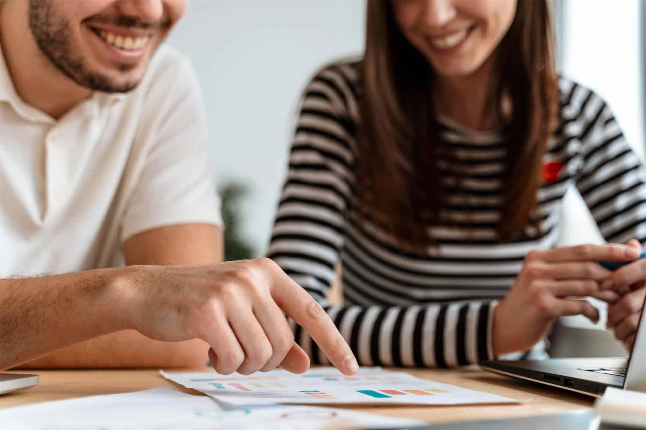 Coach explicando estrategias financieras equilibradas como parte de un método que une finanzas, salud, relaciones y productividad.